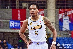 得分能力爆炸！小巴里-布朗出战26分钟 24中14砍全场最高31分！