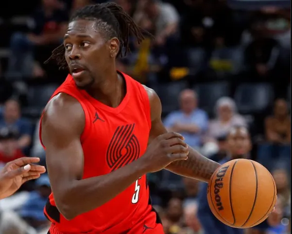 霍勒迪8记三分追平生涯最高，35分创赛季新高&amp;amp;近5场4次20+